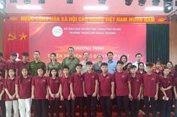 Trường Trung cấp Ngoại thương phối hợp cùng CATP Hà Nội tuyên truyền, phổ biến pháp luật cho học sinh