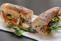 Quán Việt ở Mỹ ghi điểm với bánh mì, cà phê sữa