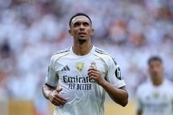 Trent là quân bài ba trong một của Mourinho