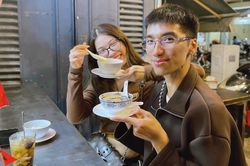 Quán chè Hoa ở TP.HCM quá tải sau bài đăng của Trấn Thành