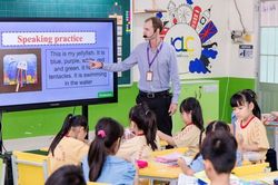 Sách giáo khoa miễn phí, vì sao phụ huynh vẫn phải mua sách tiếng Anh 200.000 đồng?