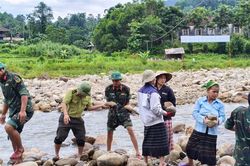 Dựng 'lá chắn' chống sạt lở bên dòng Nậm Giải trước mùa mưa lũ