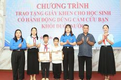 Khen thưởng hai thiếu nhi Sơn La dũng cảm cứu em nhỏ khỏi đuối nước