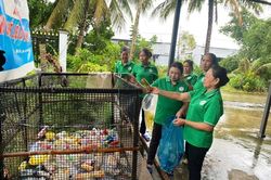 Phụ nữ U Minh Thượng gom rác thải nhựa gây quỹ tình thương