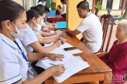 Mỗi năm, Quảng Trị dành 25 tỷ đồng hỗ trợ nhân viên y tế và cô đỡ thôn, bản