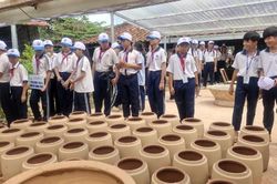 Học sinh Thành phố Hồ Chí Minh trải nghiệm ở làng gốm 160 năm tuổi