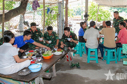 'Bữa cơm đoàn kết quân - dân'