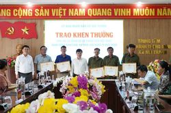 Khen thưởng 5 cá nhân dũng cảm cứu sống cháu bé đuối nước ở biển Bà Tình