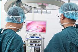 Thanh niên 18 tuổi thủng ruột non vì nuốt mảnh xương gà sắc nhọn