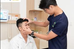 Suýt mù mắt vì thanh sắt treo hàng đâm xuyên mặt sau cú ngã trong siêu thị