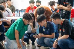 Học sinh thử tài chế tạo robot với sân chơi Micromouse