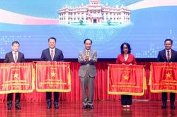 Trao Cờ Thi đua và Bằng khen cho các tập thể, cá nhân đóng góp tích cực cho công tác đối ngoại