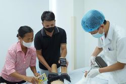 Cảnh báo tai nạn do áo chống nắng cuốn vào bánh xe máy