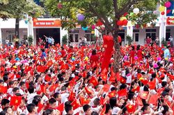 Ch&iacute;nh phủ y&ecirc;u cầu bảo đảm đủ gi&aacute;o vi&ecirc;n, 'siết' lạm thu, dạy th&ecirc;m trước năm học mới