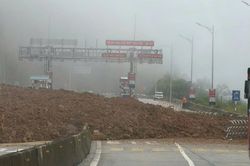 Mưa lớn gây sạt lở trên Quốc lộ 4D, đường lên Sa Pa ùn tắc