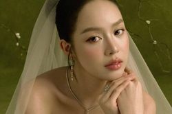 Hoa hậu Thanh Thủy mặc váy cưới