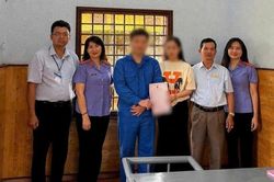 Cô gái gửi đơn xin kết hôn với người yêu đang trong trại tạm giam