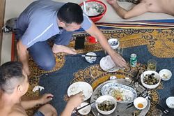 Người đ&agrave;n &ocirc;ng bị đ&acirc;m thủng ruột khi đang ăn nhậu, camera ghi lại to&agrave;n bộ vụ việc