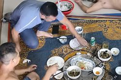 Người đàn ông bị đâm thủng ruột khi đang ăn nhậu, camera ghi lại toàn bộ vụ việc