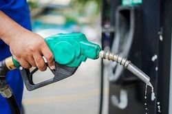 Tiếp tục x&acirc;y dựng c&aacute;c phương &aacute;n hỗ trợ b&igrave;nh ổn thị trường xăng dầu