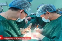 Bé 4 tháng tuổi thoát nguy kịch sau ca mổ khối u khổng lồ