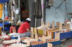 Nhờ b&aacute;nh Trung thu, gi&aacute; trứng g&agrave; tho&aacute;t đ&aacute;y