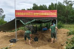 D&acirc;n b&aacute;o vị tr&iacute; mộ tập thể d&agrave;i 15m, đội khai quật t&igrave;m thấy 3 h&agrave;i cốt liệt sĩ