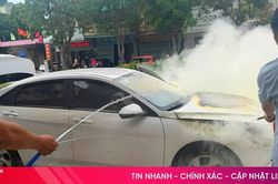 Xe &ocirc; t&ocirc; bốc ch&aacute;y khi đang đỗ b&ecirc;n đường ở H&agrave; Tĩnh
