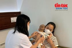 Nhiều trẻ sốt cao khó hạ, phải nhập viện vì mắc COVID-19