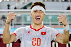Trung vệ Bùi Hoàng Việt Anh sau khi đổ máu vẫn kiên cường thi đấu đến cuối trận