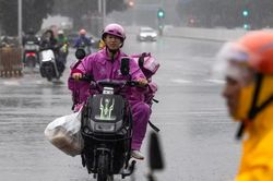 Tin nóng công nghệ 4/8: Mũ AI giúp shipper nhận đơn khi đang đi dưới mưa