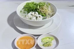 Độc đáo màn trình diễn bún quậy Phú Quốc ở An Giang