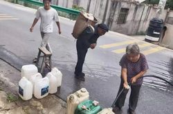 Hơn 400 người dân thiếu nước suốt hơn 3 tháng, phải gánh từng xô nước để duy trì cuộc sống
