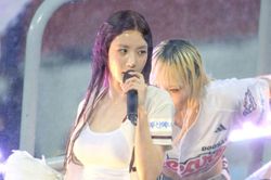 'Nữ thần Waterbomb' Kwon Eun Bi khuấy động sân bóng chày
