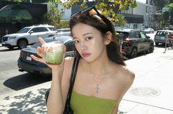 An Yu Jin (IVE) khoe vẻ đẹp trong trẻo giữa nắng hè Los Angeles