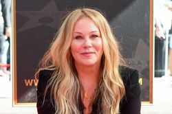 Christina Applegate xuất viện sau gần 4 tháng điều trị