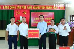 Phó Bí thư Thường trực Tỉnh ủy Nguyễn Hồng Phong dự sinh hoạt chi bộ tại xã Hiền Kiệt