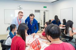 'Du học tại chỗ': Giải ph&aacute;p giữ ch&acirc;n nguồn nh&acirc;n lực trong nước