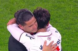 Cha con nhà Dos Santos ôm nhau bật khóc trong ngày đối đầu tại giải vô địch Uruguay