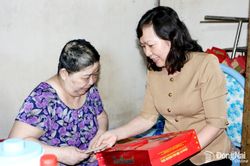 Lãnh đạo thành phố thăm, động viên 1 trường hợp khuyết tật hoàn cảnh khó khăn