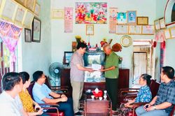 Trao 80 triệu đồng hỗ trợ sửa chữa nhà cho gia đình thương binh tại xã Ia Hiao
