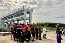 Thực tập phương &aacute;n cứu hộ tai nạn đuối nước tại đập An Thuận