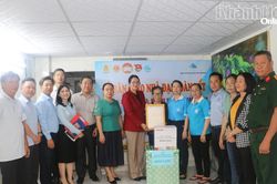 Ủy ban MTTQ Việt Nam phường Tây Nha Trang bàn giao nhà Đại đoàn kết cho hộ cận nghèo