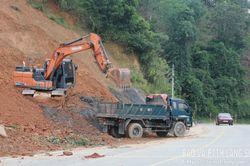 Khắc phục sạt lở giao thông
