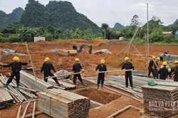 Ba cùng xây trường cho dân