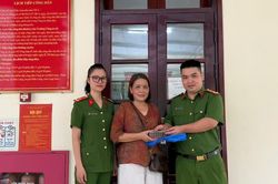 Công an xã Hữu Lũng trao lại 80 triệu đồng cho công dân để quên tại khu vực tiếp nhận hồ sơ