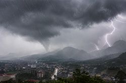 Cảnh báo dông, lốc, sét, mưa đá và mưa lớn cục bộ trên địa bàn tỉnh Lào Cai trong 3 giờ tới