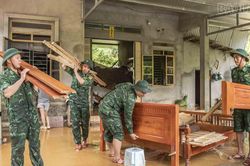 Cán bộ, chiến sĩ Đồn Biên phòng Cửa khẩu Quốc tế Lào Cai khẩn trương giúp Nhân dân khắc phục hậu quả mưa lũ