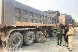 C&ocirc;ng an tỉnh Ninh B&igrave;nh triển khai cao điểm kiểm tra, xử l&yacute; vi phạm về tải trọng phương tiện trước m&ugrave;a mưa lũ