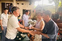 Kịp thời hỗ trợ gia đ&igrave;nh bị thiệt hại do ch&aacute;y nh&agrave; tại x&atilde; Đ&ocirc;ng Th&agrave;nh